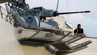Kapal perang Italia itu dilengkapi dengan berbagai persenjataan.
