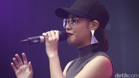 Lagu Denganmu Cinta menjadi pembuka penampilannya.