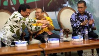 (Ki-ka) Wakil Ketua Komisi IV DPR RI dari Fraksi Demokrat Herman Khaeron berbincang dengan Anggota Komisi VI DPR RI dari Fraksi Golkar Eka Sastra dan Anggota Komisi III DPR dari Fraksi PDIP Masinton Pasaribu di sela-sela diskusi.