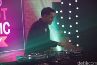 Dipha Barus Suka Ngopi Sambil Ngemil Singkong Rebus