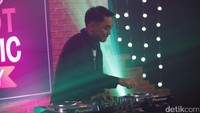 Bahkan Dipha juga memainkan lagu Dat Stick dari Rich Chigga.