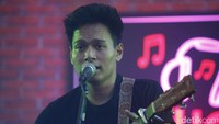 Lagu pertamanya Kisah Klasik milik Sheila On 7 menjadi pembuka di sore ini.