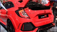 Honda Civic Type-R menggunakan suspensi MacPherson Strut pada bagian depannya untuk menghasilkan sporty handling saat berkendara. Sementara pada bagian belakang, menggunakan suspensi New Independent Multi-Link System yang memberikan kestabilan berkendara. Foto: Dina Rayanti