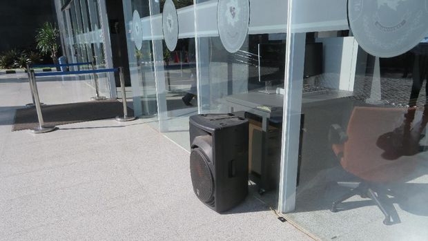 Speaker dipasang di lobi dan teras di Pengadilan Tipikor.