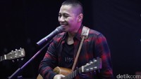 Kejadian lucu terjadi saat mereka hendak menampilkan lagu Getir Menjadi Tawa Bila Ku Bersamanya, Indra sempat lupa kunci guitar.