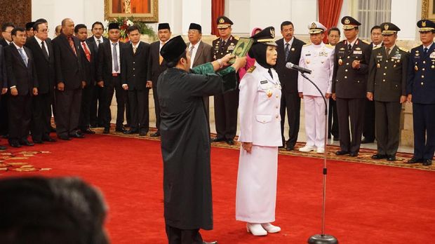 Presiden Jokowi melantik Nurhajizah Marpaung sebagai Wagub Sumut periode 2013 hingga 2018.