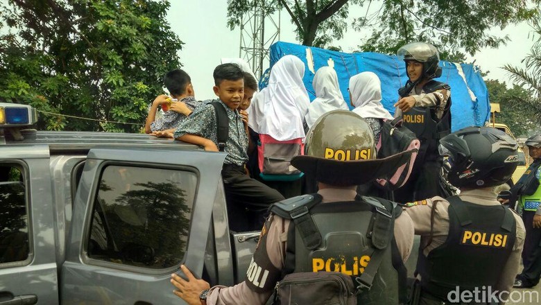 Angkot di Tangerang Mogok Polisi  Kerahkan Truk untuk  