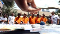 Para tersangka juga dihadirkan. Total 22 orang yang dijadikan tersangka dalam kasus ini.