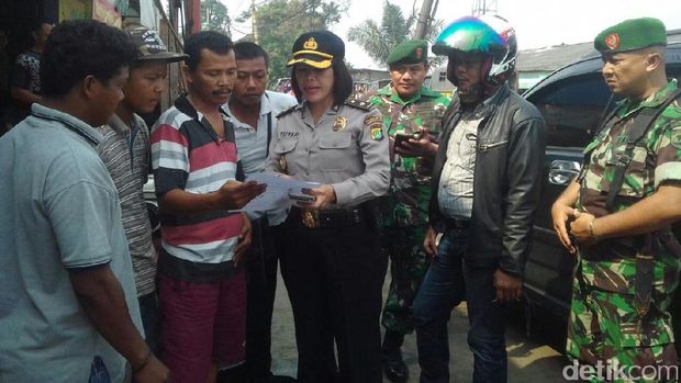 Polwan Bagi Selebaran Perdamaian ke Sopir Angkot dan Ojek Online