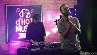 Bleu Clair X Kamga saat tampil di dHOT Music Day di detikcom, Warung Buncit, jakarta Selatan pada Kamis (9/3/2017).