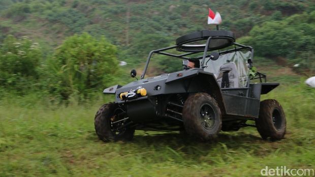 Melibas Medan Berat dengan Nyaman di Atas Mobnas Fin Komodo