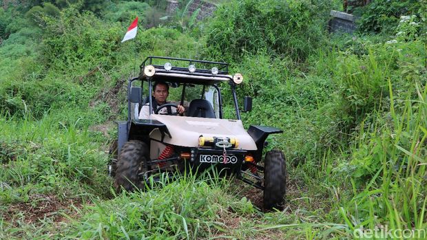 Melibas Medan Berat dengan Nyaman di Atas Mobnas Fin Komodo