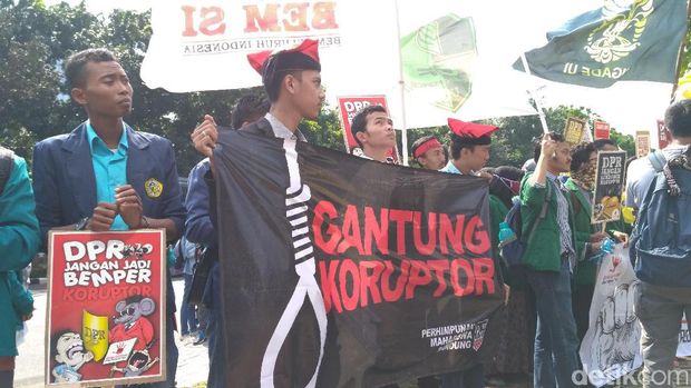 Massa Datangi Gedung KPK, Minta Usut Korupsi e-KTP