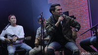 Irama ceria pada lagu Turis membuat suasana semakin meriah.