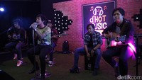 Lagu kolaborasi bersama Iwan Fals bertajuk Satu Satunya dan Jangan Menyerah yang direquest oleh salah seorang penonton yang hadir jadi penutup penampilan mereka di dHOT Music Day.