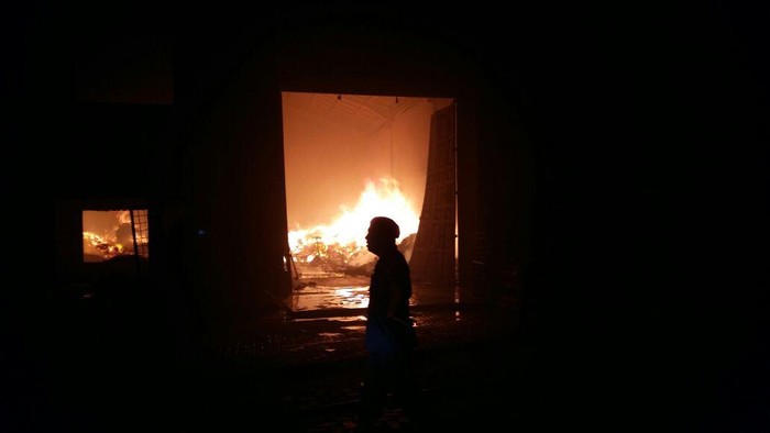 Gudang Makanan dan Minuman di Deli Serdang Sumut Terbakar