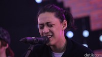 Mereka pun mengakhiri penampilannya dengan salah satu hits dari Sheila On 7, yaitu Kita.