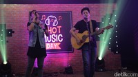 Penyanyi berusia 24 tahun itu juga mengajak Rendy Pandugo berduet pada lagu Versace on The Floor.