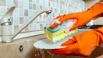 Gates juga tak segan cuci piring selagi di rumah. Aku mencuci piring setiap malam. Orang lain jadi sukarelawan untuk itu, tapi aku suka melakukannya dengan caraku, sebut Gates. Foto: Thinkstock