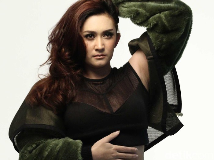 Nafa Urbach Cari Solusi Masalah Rumah Tangganya ke Tuhan