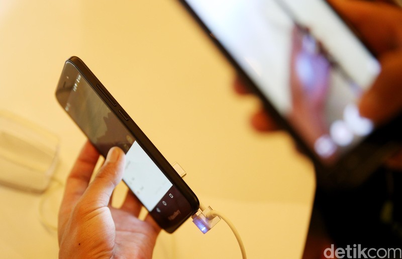 Model menunjukan BB Aurora yang diproduksi PT BlackBerry Merah Putih saat peluncuran di Senayan, Jakarta, Kamis (9/3/2017). BB Aurora mempunyai kandungan komponen lokal 30 persen. BB Aurora dibandrol Rp 3.499.000. (Ari Saputra/detikcom)