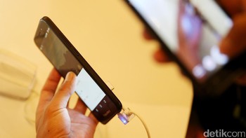 Wujud BlackBerry Aurora mirip dengan ponsel Android di zamannya. Foto: Ari Saputra