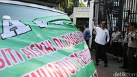 Aksi ini mendapat penjagaan dari aparat kepolisian.