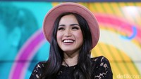 Jedar tampak happy saat mengisi acara tersebut.
