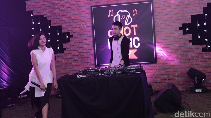 Partygoers! Midnight Quickie Panaskan dHOT Music Day Malam Ini