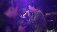 Grup pop rock itu memulai penampilan dengan lagu Mimpi Besar.