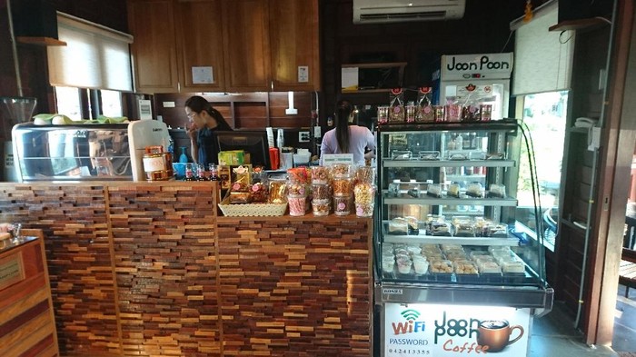 Menyesap Secangkir Kopi di Perbatasan Thailand-Laos