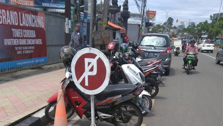 Kendaraan yang Parkir di Bahu Jalan Harus Ditindak Lebih Keras Kendaraan yang Parkir di Bahu Jalan Harus Ditindak Lebih Keras