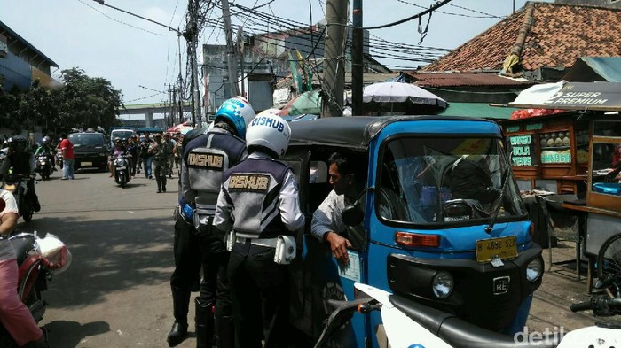 Aparat Gabungan Gelar Razia Parkir Liar di Kebayoran Lama