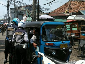 Aparat Gabungan Gelar Razia Parkir Liar di Kebayoran Lama