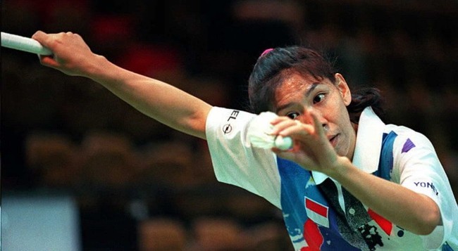 Di Olimpiade Barcelona 1992, Susi Susanti berhasil mengharumkan nama Indonesia dengan menyumbangkan sebuah medali emas ntuk nomor tunggal putri. Momen tersebut turut mengukuhkannya sebagai salah satu pebulutangkis legendaris Indonesia. (Foto: AFP PHOTO / TOMMY CHENG)