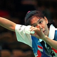 Di Olimpiade Barcelona 1992, Susi Susanti berhasil mengharumkan nama Indonesia dengan menyumbangkan sebuah medali emas ntuk nomor tunggal putri. Momen tersebut turut mengukuhkannya sebagai salah satu pebulutangkis legendaris Indonesia. (Foto: AFP PHOTO / TOMMY CHENG)