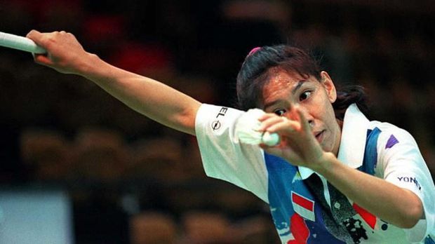 Susi Susanti of Indonesia serves to Misako Mizui of Japan during their first round Uber Cup badminton game here 16 May.  Susanti won the match 11-3, 11-5.           AFP PHOTO/Thomas CHENG / AFP PHOTO / TOMMY CHENG