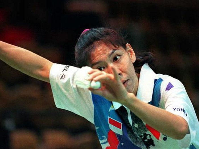 Susi Susanti of Indonesia serves to Misako Mizui of Japan during their first round Uber Cup badminton game here 16 May.  Susanti won the match 11-3, 11-5.           AFP PHOTO/Thomas CHENG / AFP PHOTO / TOMMY CHENG