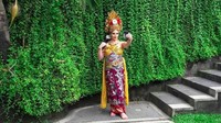 Adi Spa mencuri perhatian, kala liburan Raja Salman dan rombongannya ke Bali baru-baru ini. Seorang wanita yang mengaku sebagai pramugari pesawat Saudi Arabia Airlines, mampir ke sana dan berfoto dengan pakaian adat Bali (dok Istimewa)