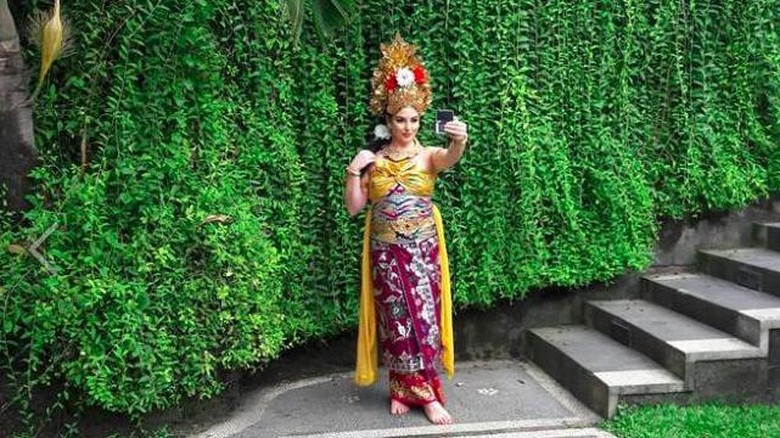 Wanita cantik rombongan Raja Salman yang memakai kostum Bali (Wayan Adi Sumiran/Facebook)
