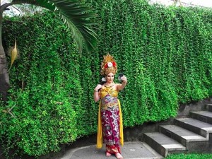 Tempat Pramugari Cantik Raja Salman Pakai Kostum Bali