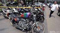 Selain menyita 22 unit mobil, polisi juga menyita 19 unit motor dari Nuryanto Cs.