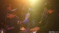 Grup indie pop itu juga menampilkan lagu barunya yang pertama kali dibawakan secara langsung yakni Rintik.