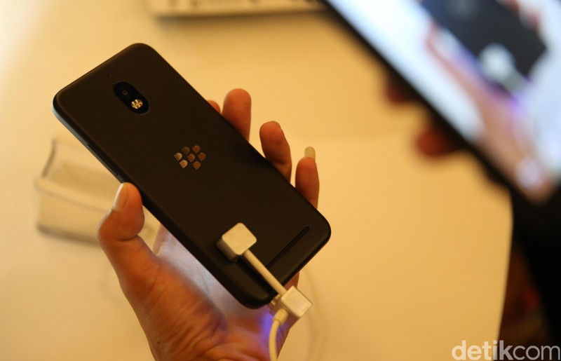 Model menunjukan BB Aurora yang diproduksi PT BlackBerry Merah Putih saat peluncuran di Senayan, Jakarta, Kamis (9/3/2017). BB Aurora mempunyai kandungan komponen lokal 30 persen. BB Aurora dibandrol Rp 3.499.000. (Ari Saputra/detikcom)