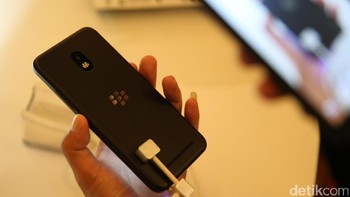 Alex Thurber selaku SVP GM Mobility Solutions BlackBerry kala itu mengatakan bahwa ponsel anyar tersebut mampu menyodorkan manfaat keamanan untuk tiga area sekaligus, yakni untuk perusahaan, privasi individu, dan pilihan untuk semua orang. Foto: Ari Saputra