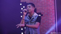 Lagu yang membuatnya dikenal di kancah industri musik yakni, Dari Mata dipilihnya untuk membuka penampilannya itu.