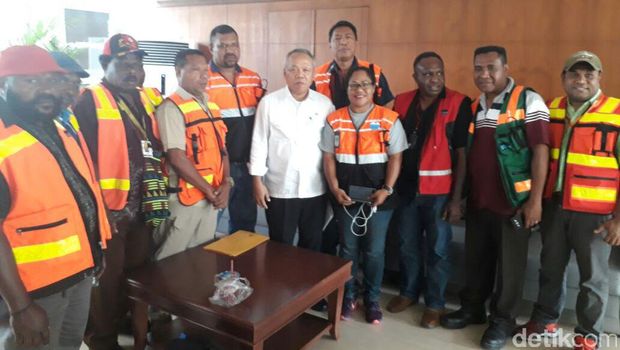 Menteri PUPR Basuki Hadimuljono foto bareng karyawan Freeport