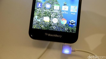 Berbasis Android, BlackBerry Aurora coba merebut kembali penggemar BlackBerry di Indonesia. Saat itu, BlackBerry sudah kalah bersaing dengan iPhone dan ponsel Android. Foto: Ari Saputra