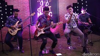 Lagu Dibawah Sinar Bulan Purnama milik musisi keroncong, Sundari Soekotjo pun dibawakan dengan nuansa berbeda.