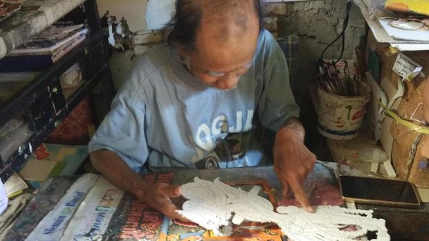 Wayang karton ini seorang menjadi cermin kecintaan Mbah Tertib pada seni di usia senja.